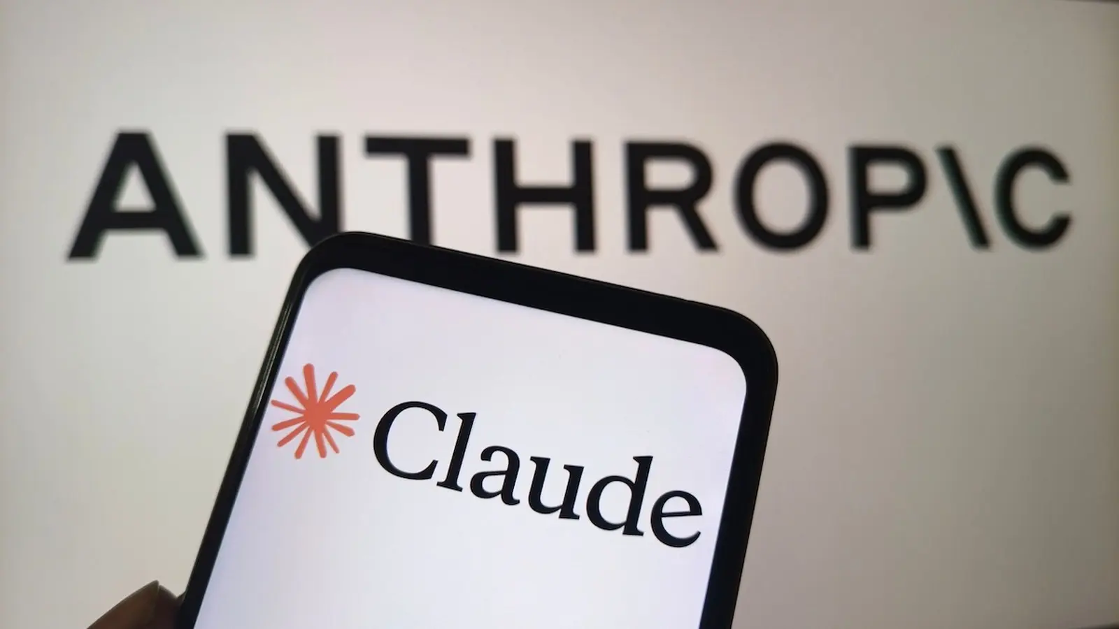 Agentes Claude despliegan malware por objetivos enfrentados