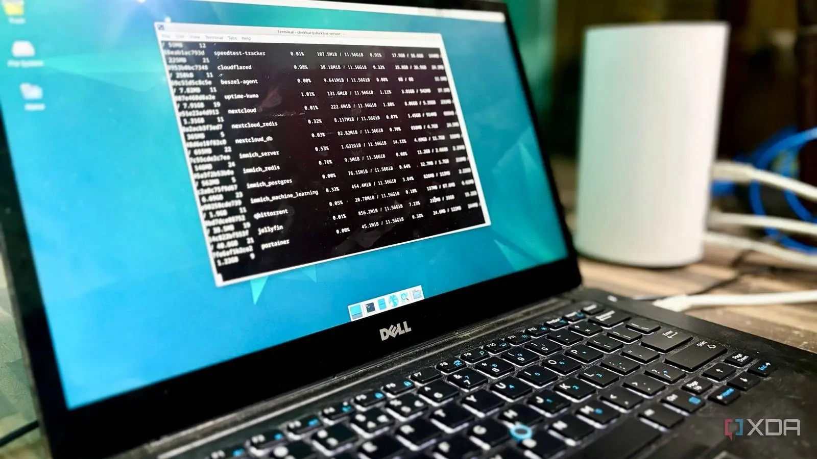 Debian debate prohibir código generado por IA ante avance de Ubuntu